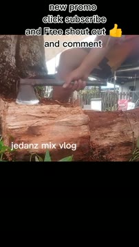 هنر تماشایی خرد کردن چوب با تبر کوچک در طبیعت