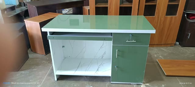 نمایش مهارتهای نجاری و کار با چوب توسط نجار ماهر