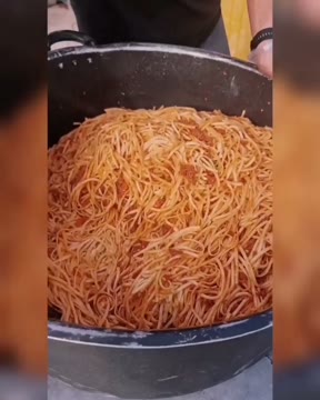 مشو خودبین، که نیکی با فقیران نخستین فرض بودست اغنیا را . ز محتاجان خبر گیر، ای که داری چراغ دولت و گنج غنا را . #کمی_مهربانتر_باشیم . مرسی از امین عزیز بابت کمکهاش . @aminalla.amin . وهمچنین رحیم