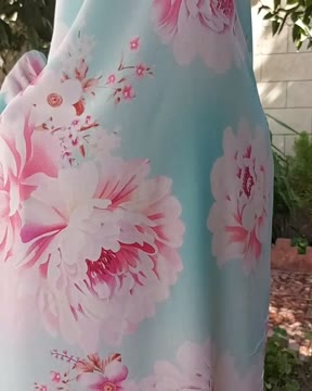 . ورق بزنید و از رنگاش لذت ببرین😍 💫چادر نماز کیسه ای 💫قد ۲ متر دوخته شده تا موقع سجده و رکوع پشت پا معلوم نباشه😍 💫قیمت با احترام : ۵۷۰ تومان 💫پارچه کدری کمی آبرفت داره ولی قد بلند چادر باعث می