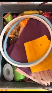 کارایی که تو پیج میبینین تک تکشون با دست و یه عالمه عشق دوخته میشن😍
پس تروخدا نیاین بگین کار مارو زود تحویل بده ،این دستا تا یه جایی میتونه تند کار کنه🙈