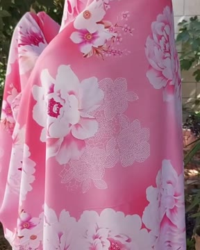 . ورق بزنید و از رنگاش لذت ببرین😍 💫چادر نماز کیسه ای 💫قد ۲ متر دوخته شده تا موقع سجده و رکوع پشت پا معلوم نباشه😍 💫قیمت با احترام : ۵۷۰ تومان 💫پارچه کدری کمی آبرفت داره ولی قد بلند چادر باعث می
