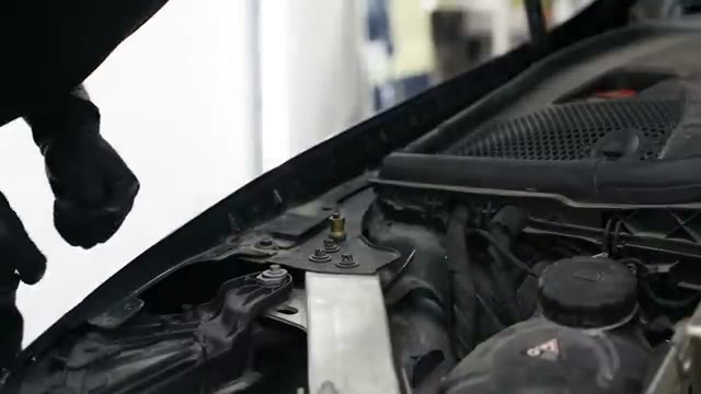 نظافت عمیق و تخصصی موتور خودرو 2018 Mercedes E Class با سبک ASMR