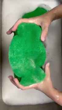 ویدیو ASMR آرامشبخش با اسفنجهای بسیار بزرگ (بخش اول)