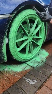 تمیز کردن فوقالعاده رینگهای Porsche 911 با استفاده از Snow Foam
