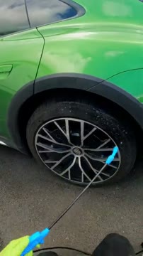 آیا می‌توانید مدل این ماشین را حدس بزنید؟ چالش جذاب نظافت خودرو با Lux Lab Detailers