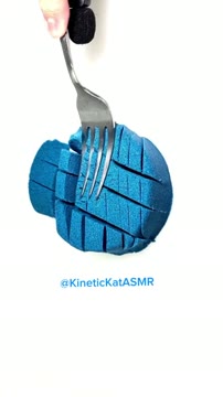 ویدیو ASMR بسیار آرامشبخش با برش Kinetic Sand