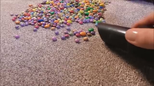تجربه آرامشبخش ASMR با جاروبرقی Hetty the Hoover و جمعآوری Smarties