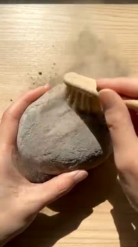 ویدیو ASMR آرامشبخش از تمیز کردن سنگ با جزئیات دقیق و صدای طبیعی