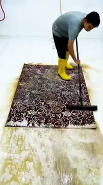 چگونه یک فرش تا این حد کثیف می‌شود؟ تماشای فرآیند شستشوی عمیق فرش