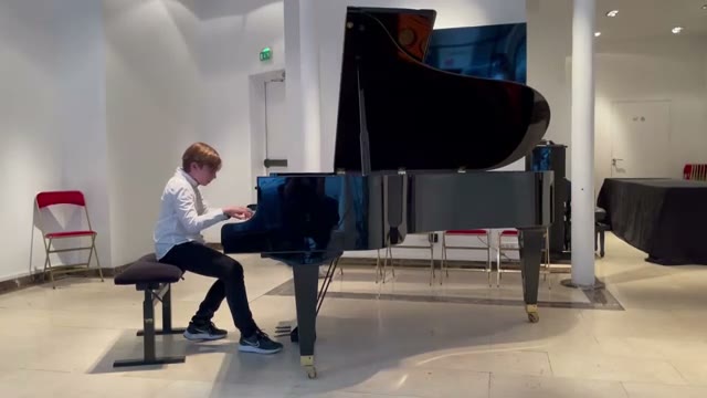 اجرای قطعه Solfeggietto de Bach توسط Sacha WORMS در Piano ACADEMIE