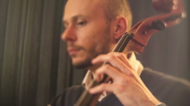 اجرای قطعه Bourrées 1 & 2 از J.S. BACH توسط Mathieu Rouquié با Cello