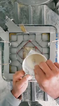 مراحل ساخت کاشیهای سیمانی دستساز در کارخانه موزاییک