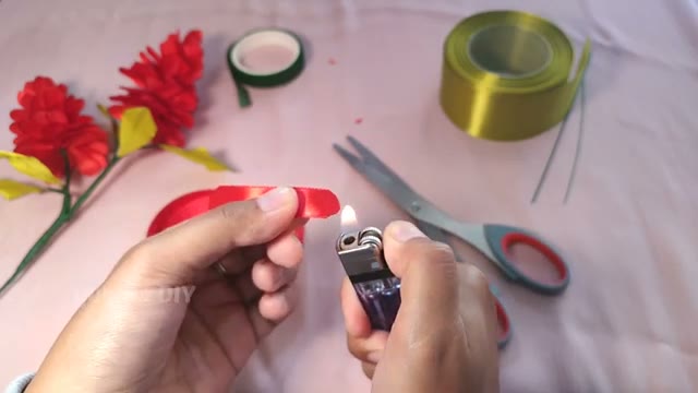 آموزش ساخت گل کاج تزیینی با روبان ساتن در خانه
