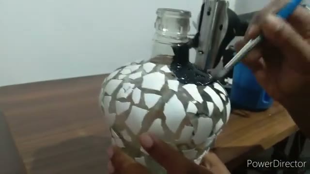 آموزش ساخت کاردستی خلاقانه با بطری شیشه‌ای و پوست تخم‌مرغ