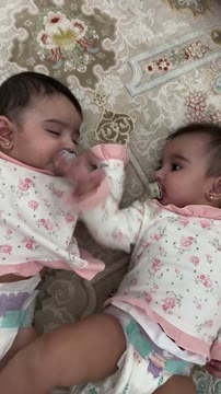 عزیزانی که بچه دارید بهم بگید چیکار کنم این دختره ساحل اذیت نکنه 🤦🏻. #بچه #دوقلو #دوقلوها #دوقلوهای_ناهمسان #دوقلودختر #دوقلوهای