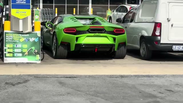 تماشای سوپر اسپرتهای لوکس در Sandton؛ Rolls Royce، Lamborghini و Ferrari