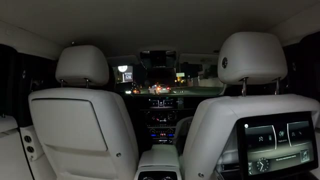 تجربه سواری شبانه با 2021 Rolls-Royce Ghost در خیابانهای Dubai