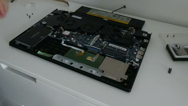 آموزش تعویض باتری لپتاپ Lenovo مدل Y50-70 به صورت گامبهگام